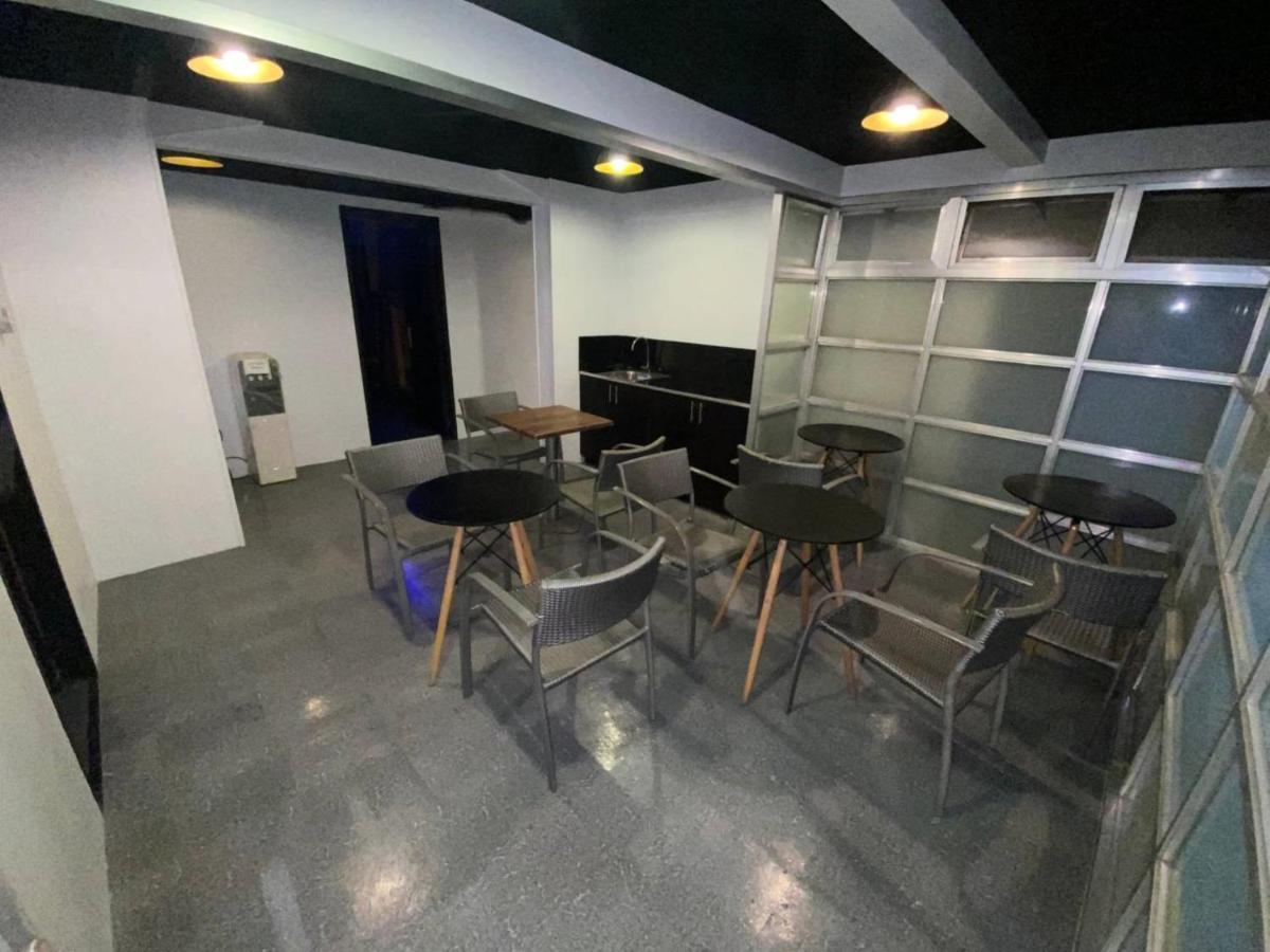 Ark Hostel City Center Manila Pasay Esterno foto
